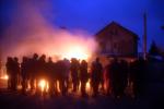 Всички са в очакване огънят да започне да диктува ритъма на вечерта