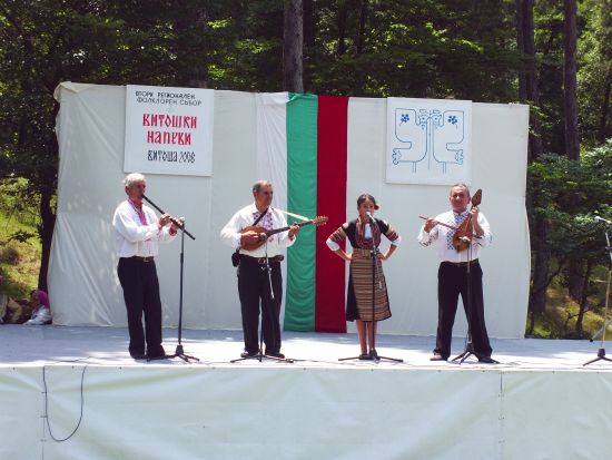  На сцената на фестивала "Витошки напеви" - Кладница