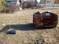 Разхвърлян от кучета контейнер за боклук в местността Разкръскье
