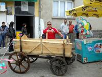 Юли - управителят на ресторант Витоша, позира с новата си придобивка - автентично изработена каруца.
