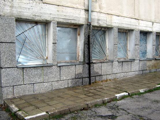 Тук се намира помещението на ученическия стол