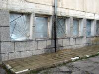 Тук се намира помещението на ученическия стол